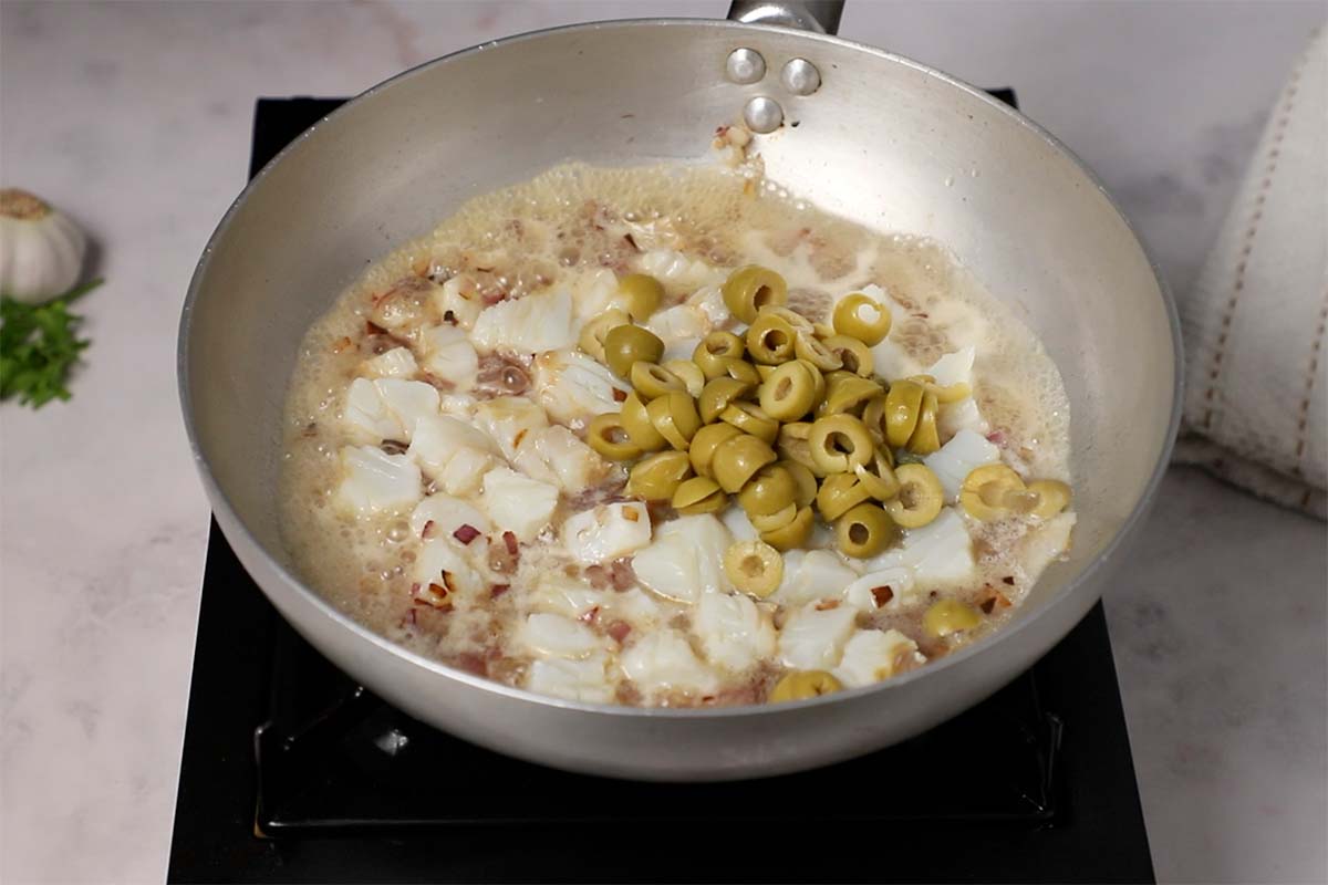 paso a paso pasta con bacalao aceitunas