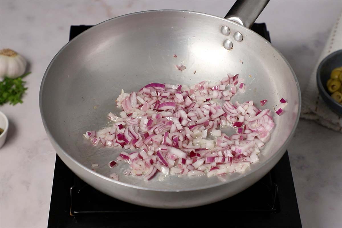 paso a paso pasta con bacalao cebolla