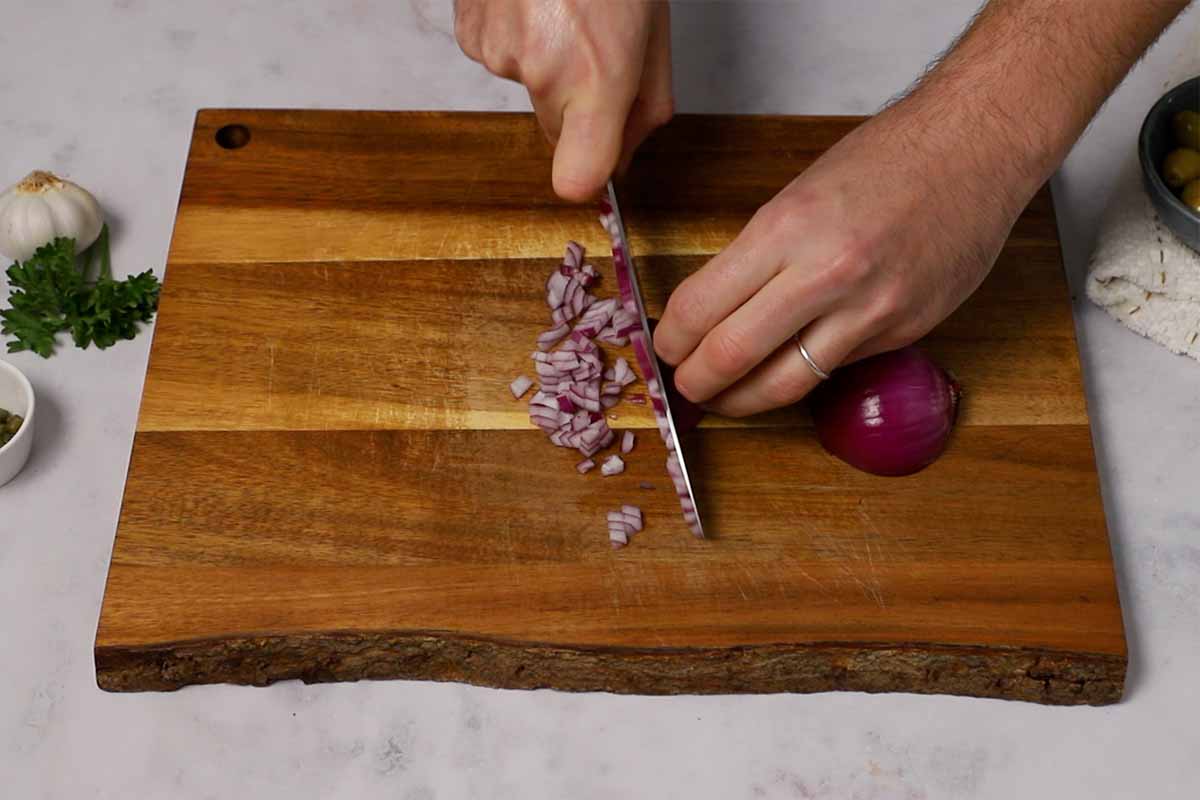 paso a paso pasta con bacalao cortar ingredientes