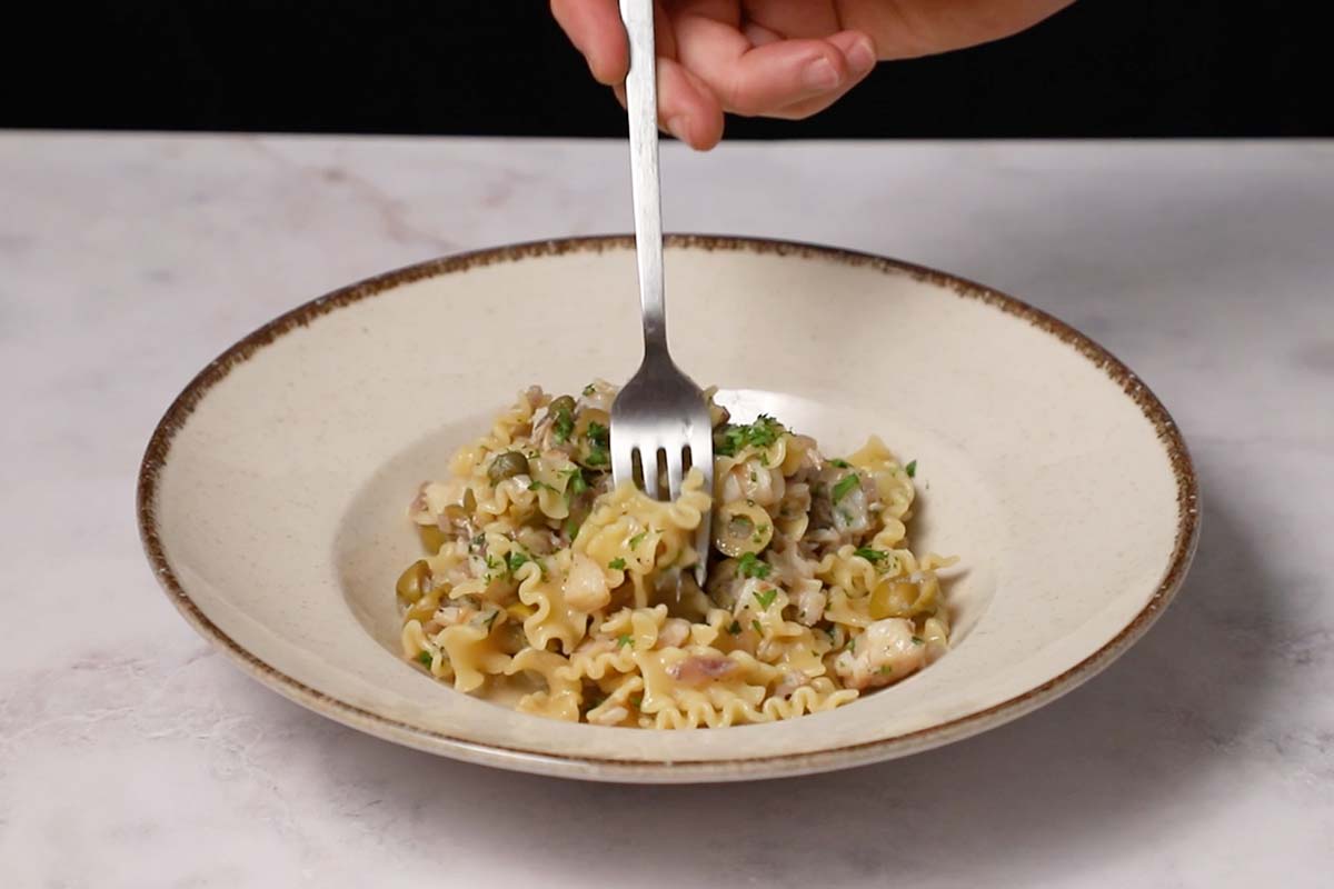 paso a paso pasta con bacalao EMPLATADO