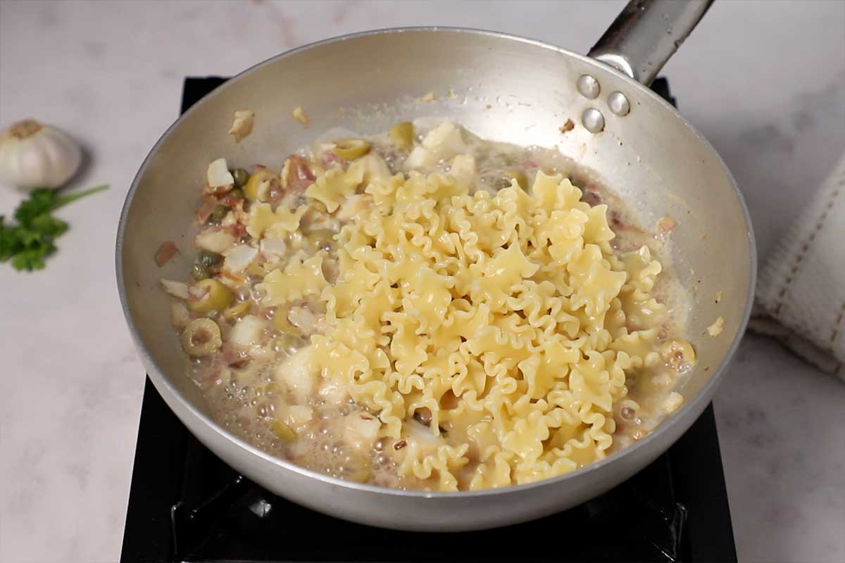 paso a paso pasta con bacalao mezclar pasta