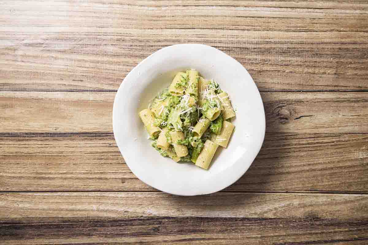 paso a paso pasta con brocoli emplatado