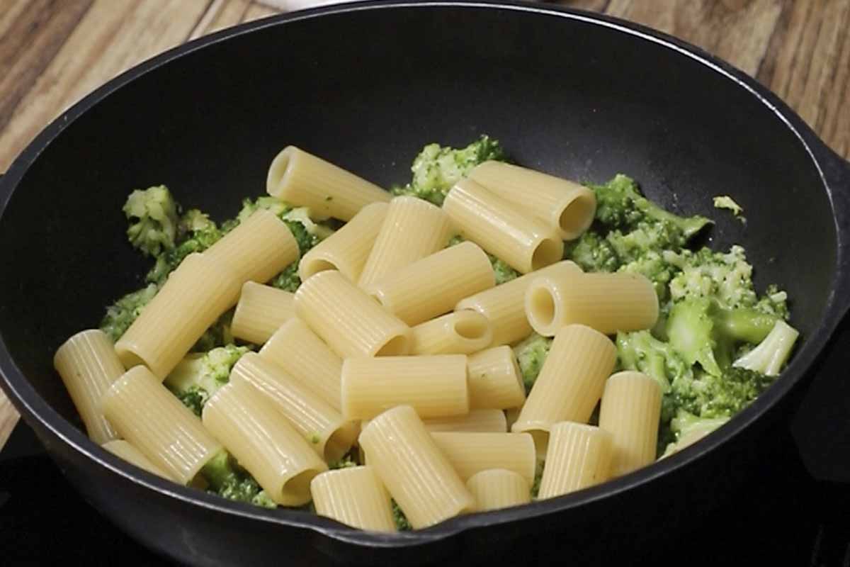 paso a paso pasta con brocoli mezclar pasta