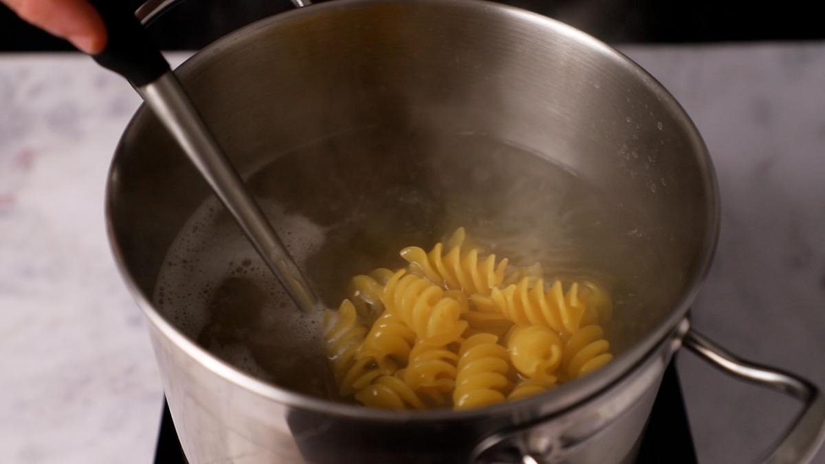 Paso a paso ensalada de pasta con mayonesa hervir