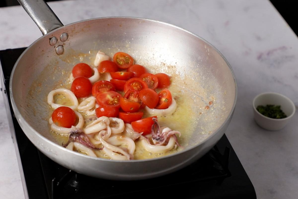 Paso a paso pasta con calamares cocinando todos ingredientes