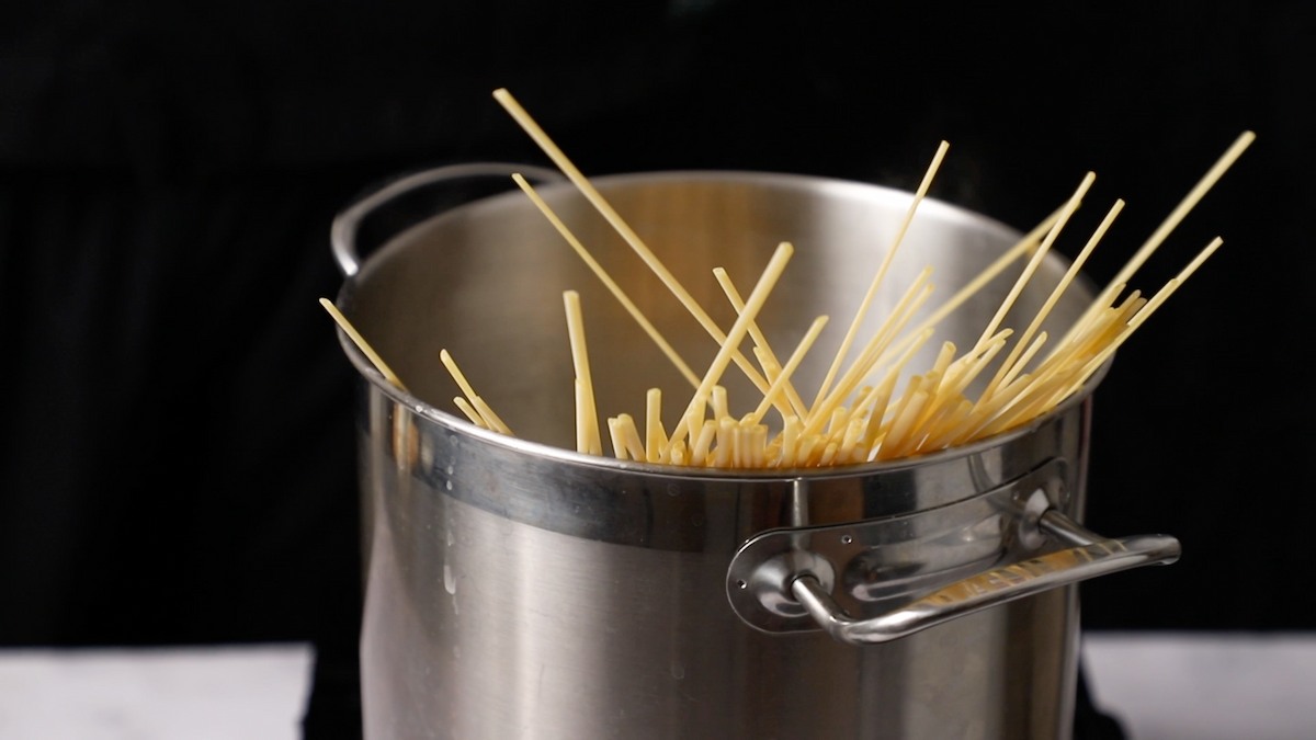 Paso a paso pasta con calamares hervir pasta