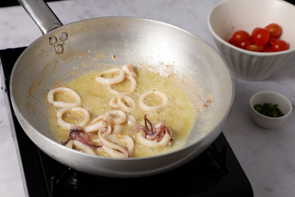 Paso a paso pasta con calamares sartén calamar y vino