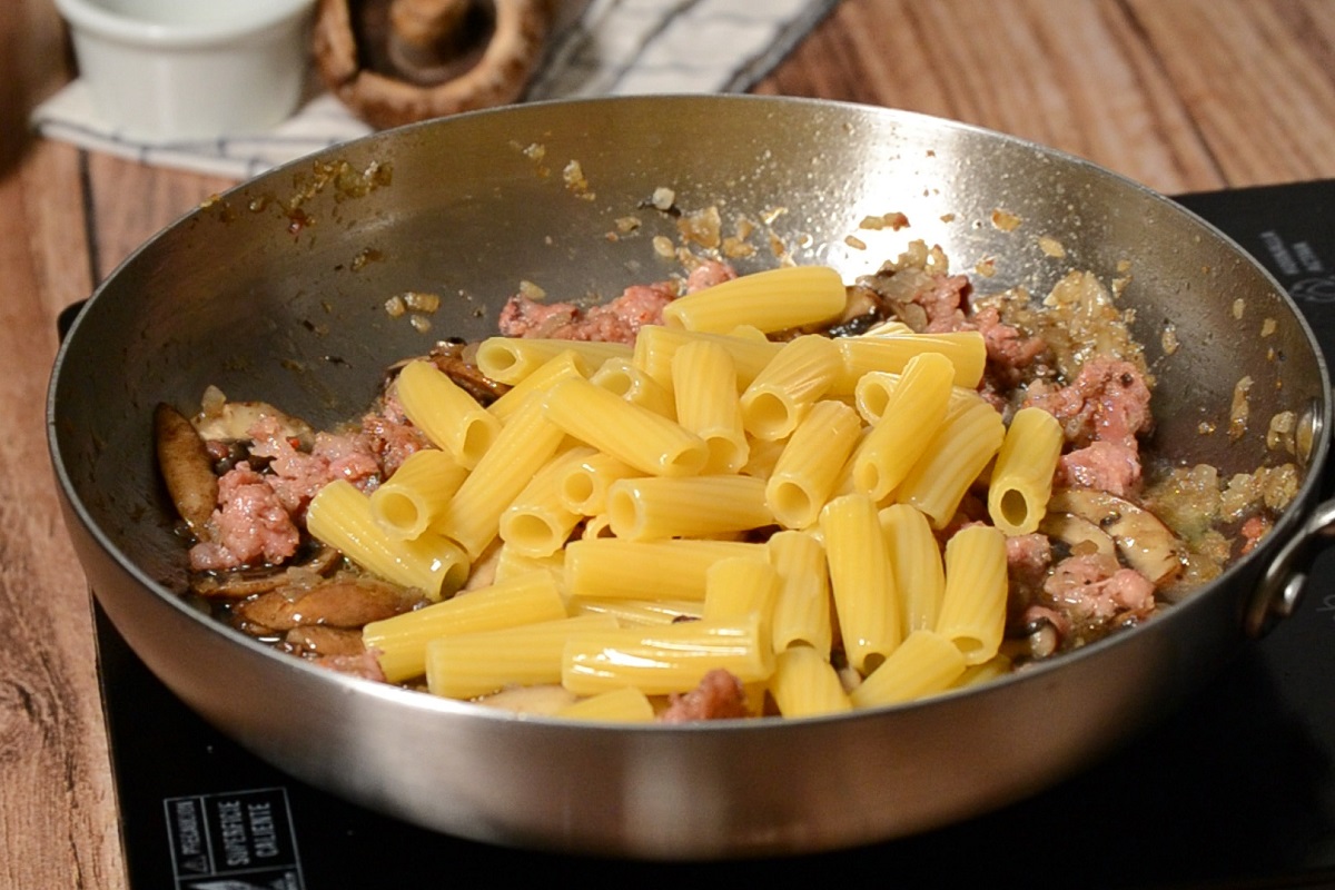 pasta con chorizo y setas - mezclar