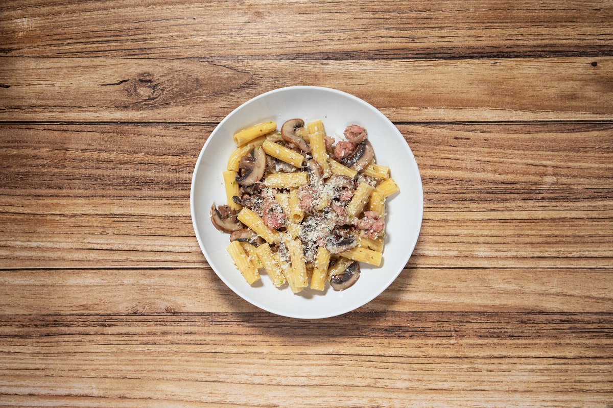 pasta con chorizo y setas - servir