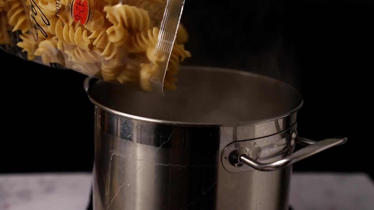 Paso a paso pasta con crema de champiñones hervir pasta