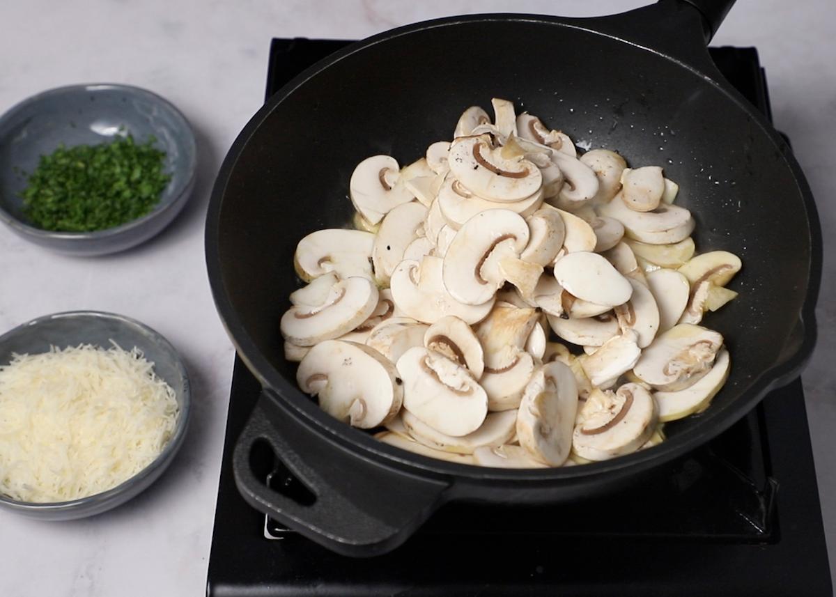 paso a paso pasta con crema de champiñones sofreír