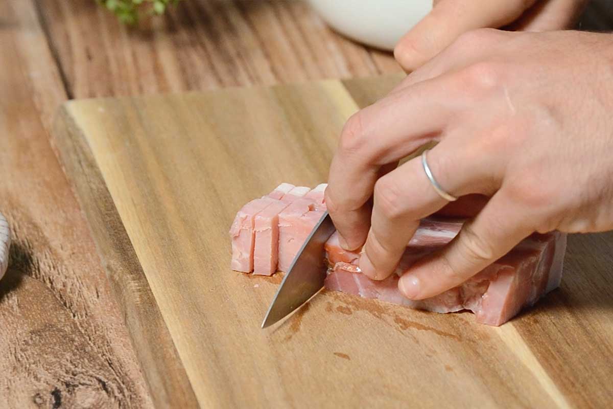 paso a paso pasta con espárragos cortar ingredientes