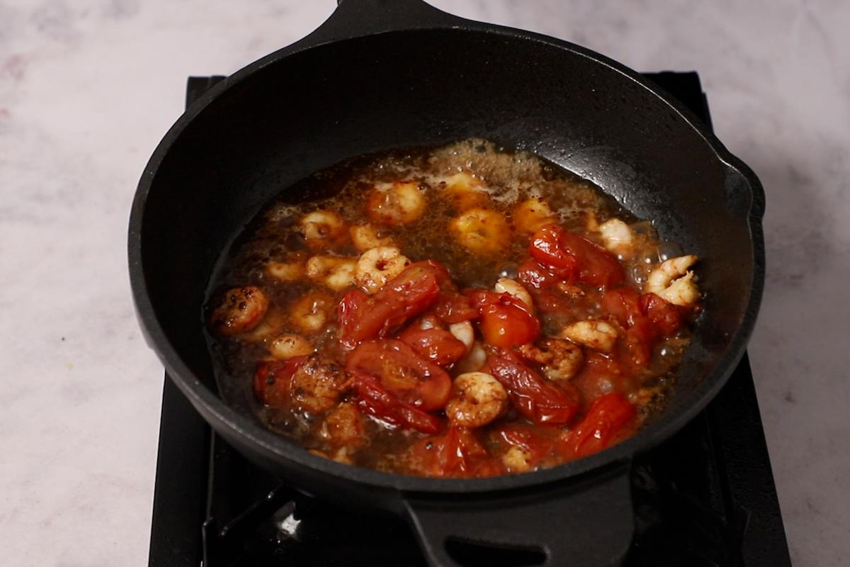 paso a paso pasta con gambas cocinar gambas mezclar