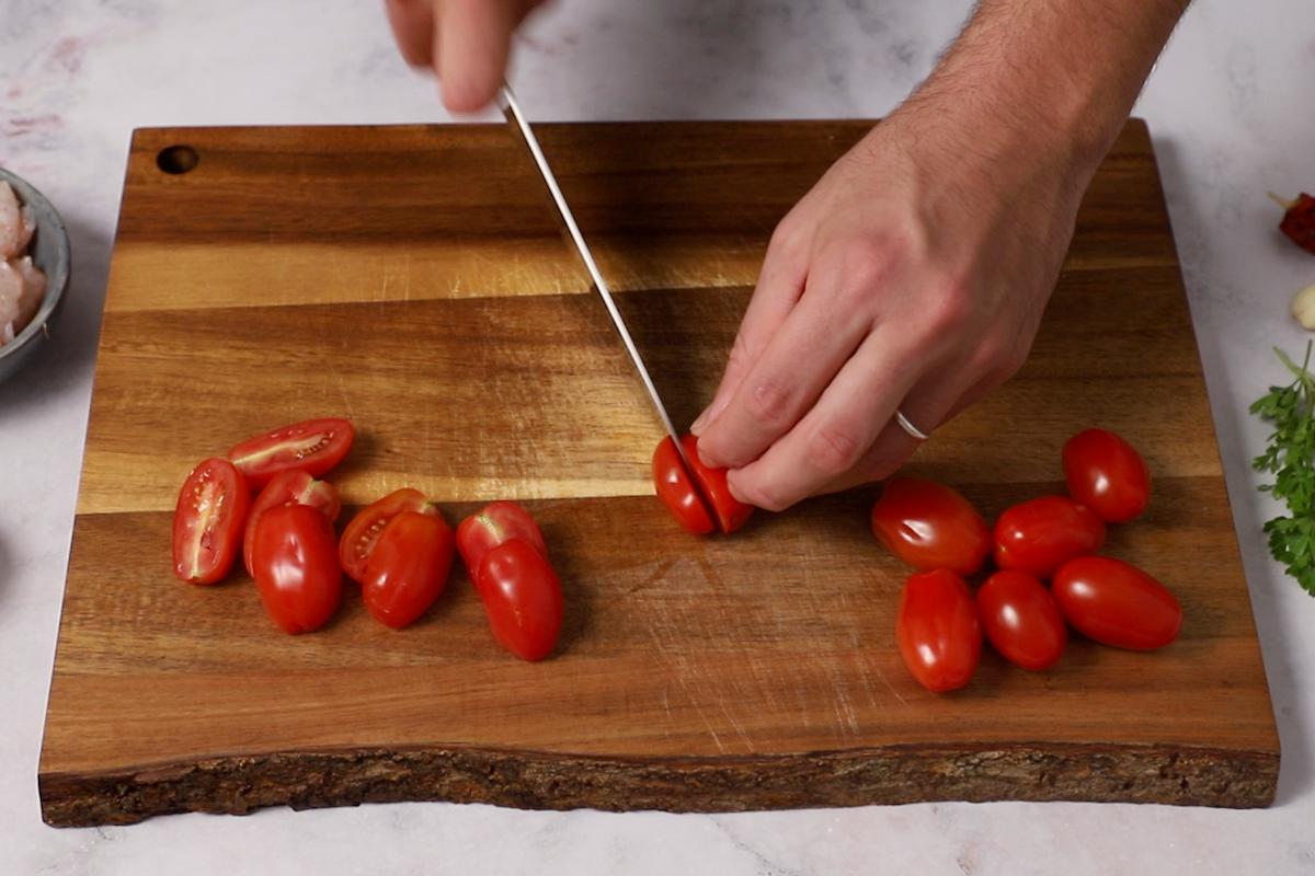 paso a paso pasta con gambas cortar ingredientes