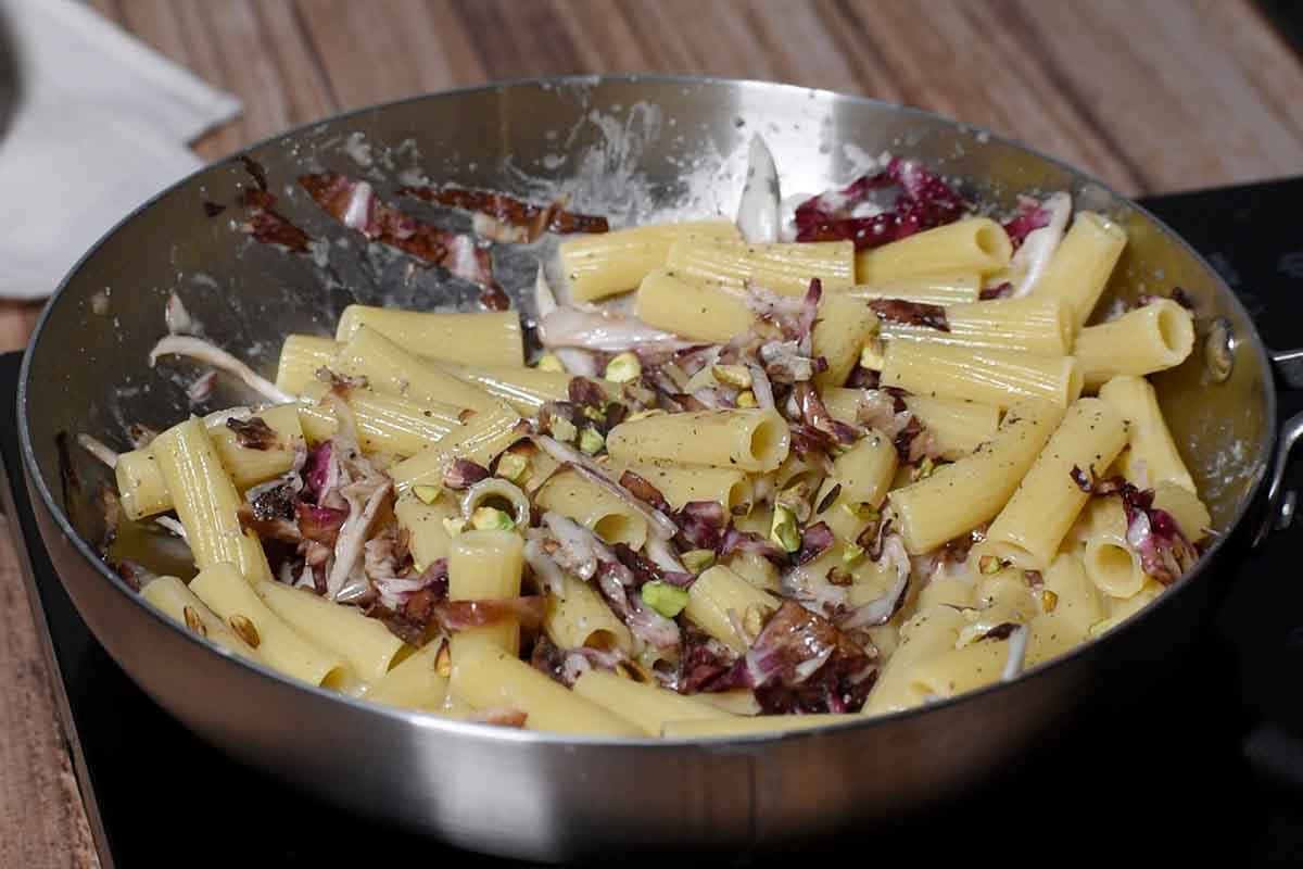 paso a paso pasta con gorgonzola achicoria y pistachos