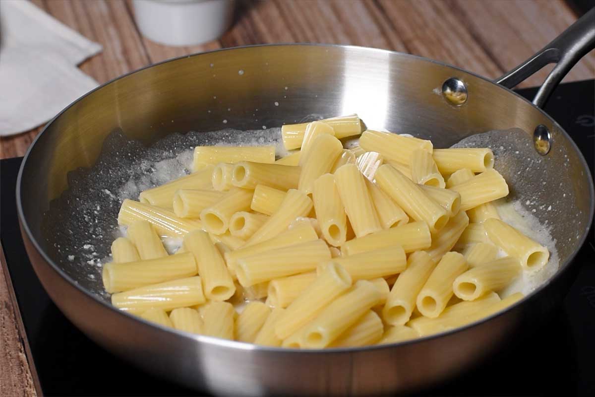 paso a paso pasta con gorgonzola mezclar pasta