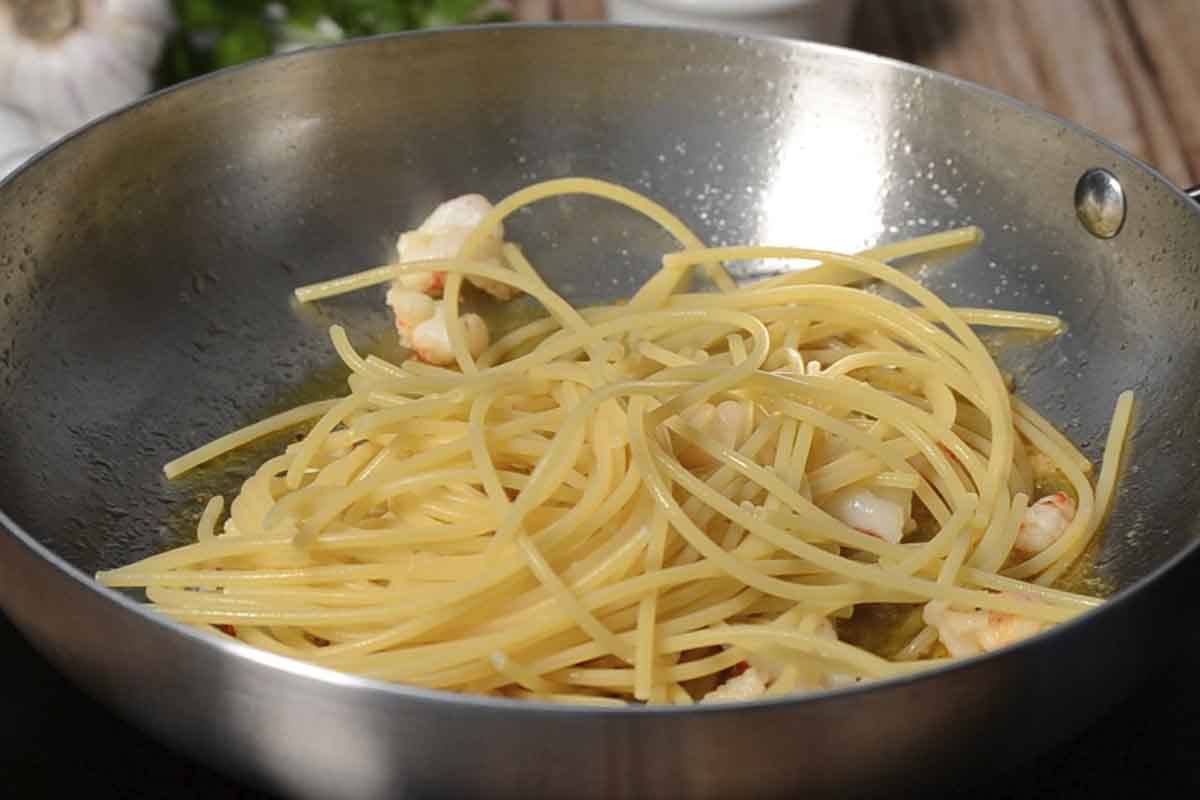 paso a paso pasta con langostinos mezclar