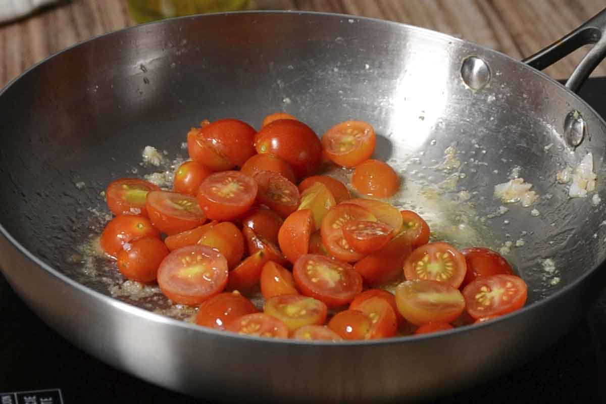 paso a paso pasta con merluza tomates