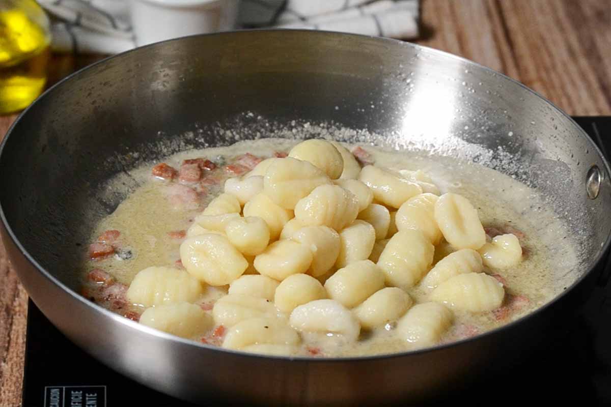 paso a paso pasta con panceta incorporar gnocchis