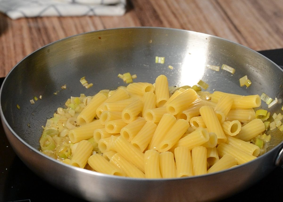 Cocer la pasta y mantecar con el resto de ingredientes