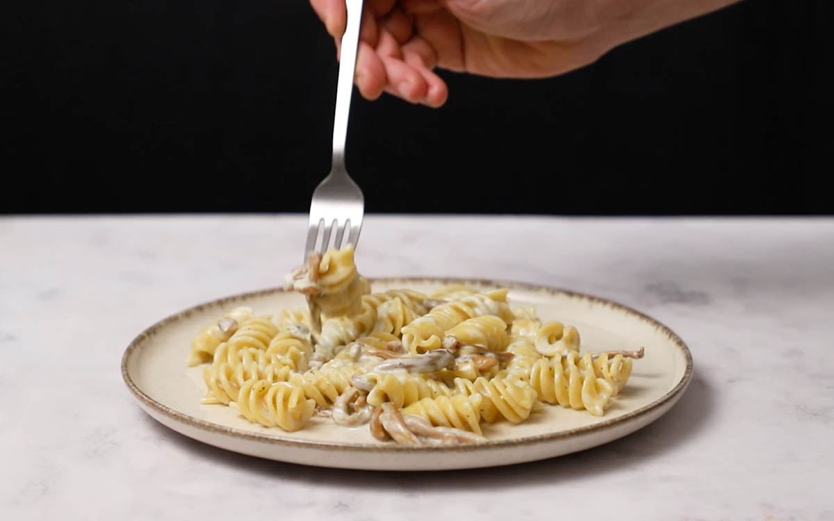 Paso a paso pasta con queso azul emplatar