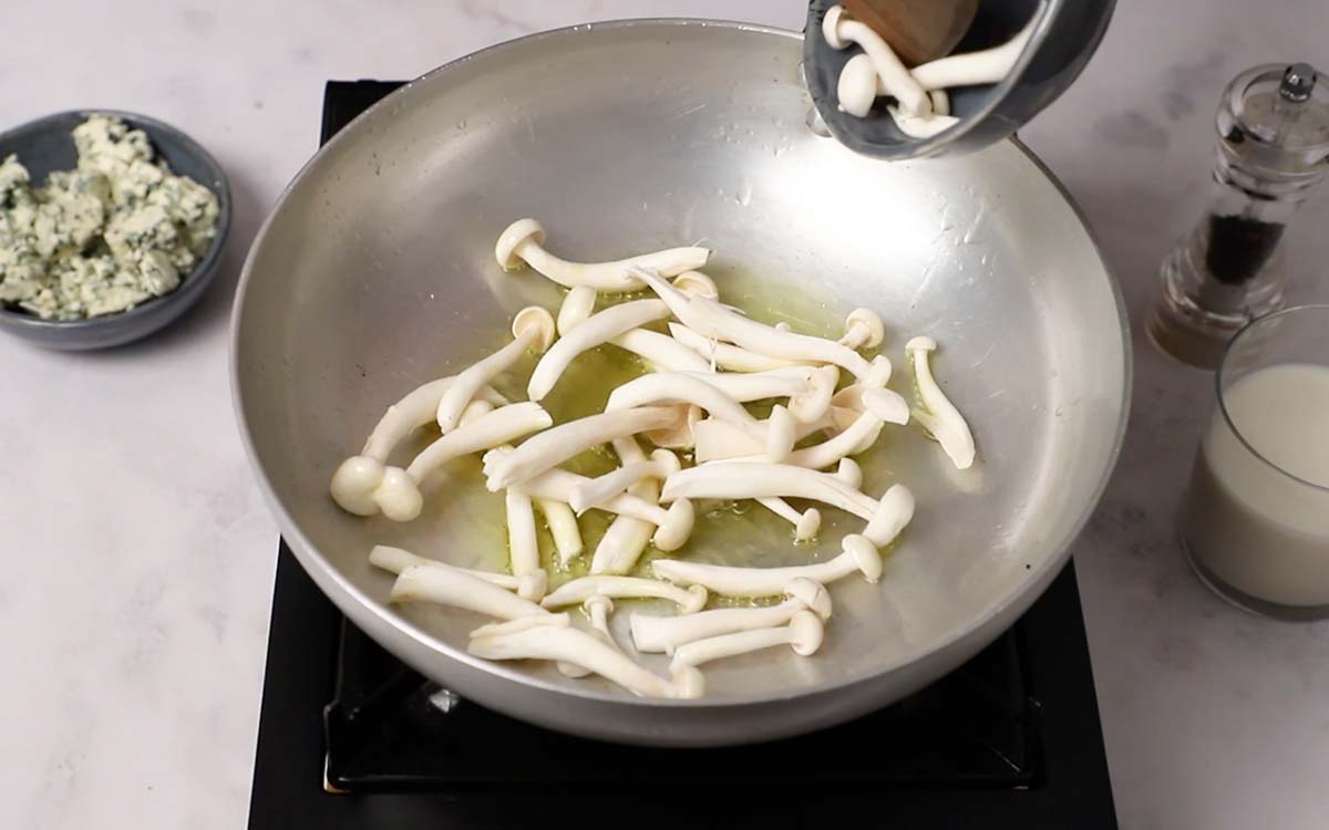 Paso a paso pasta con queso azul sofreír setas