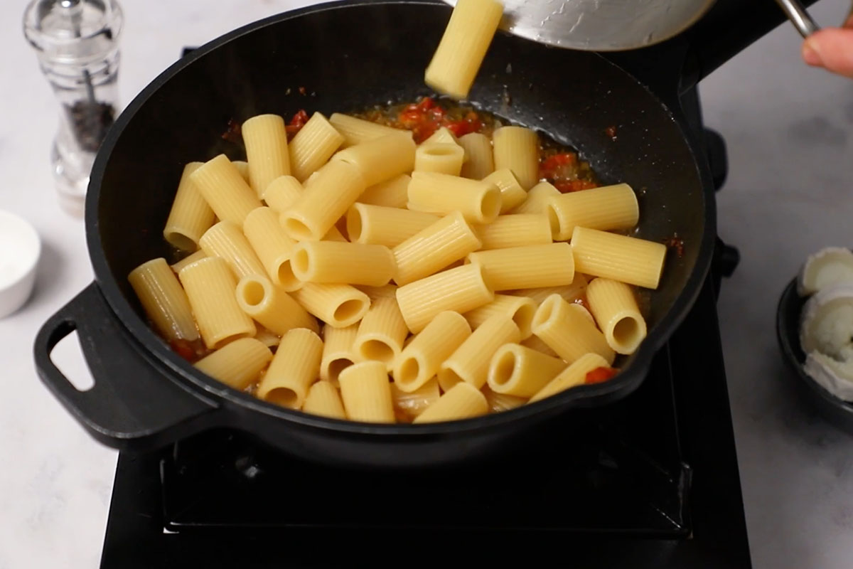 Paso a paso pasta con queso de cabra añadir pasta sartén