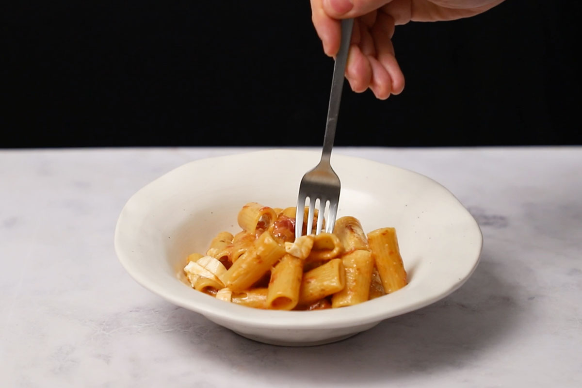 Paso a paso pasta con queso de cabra emplatar