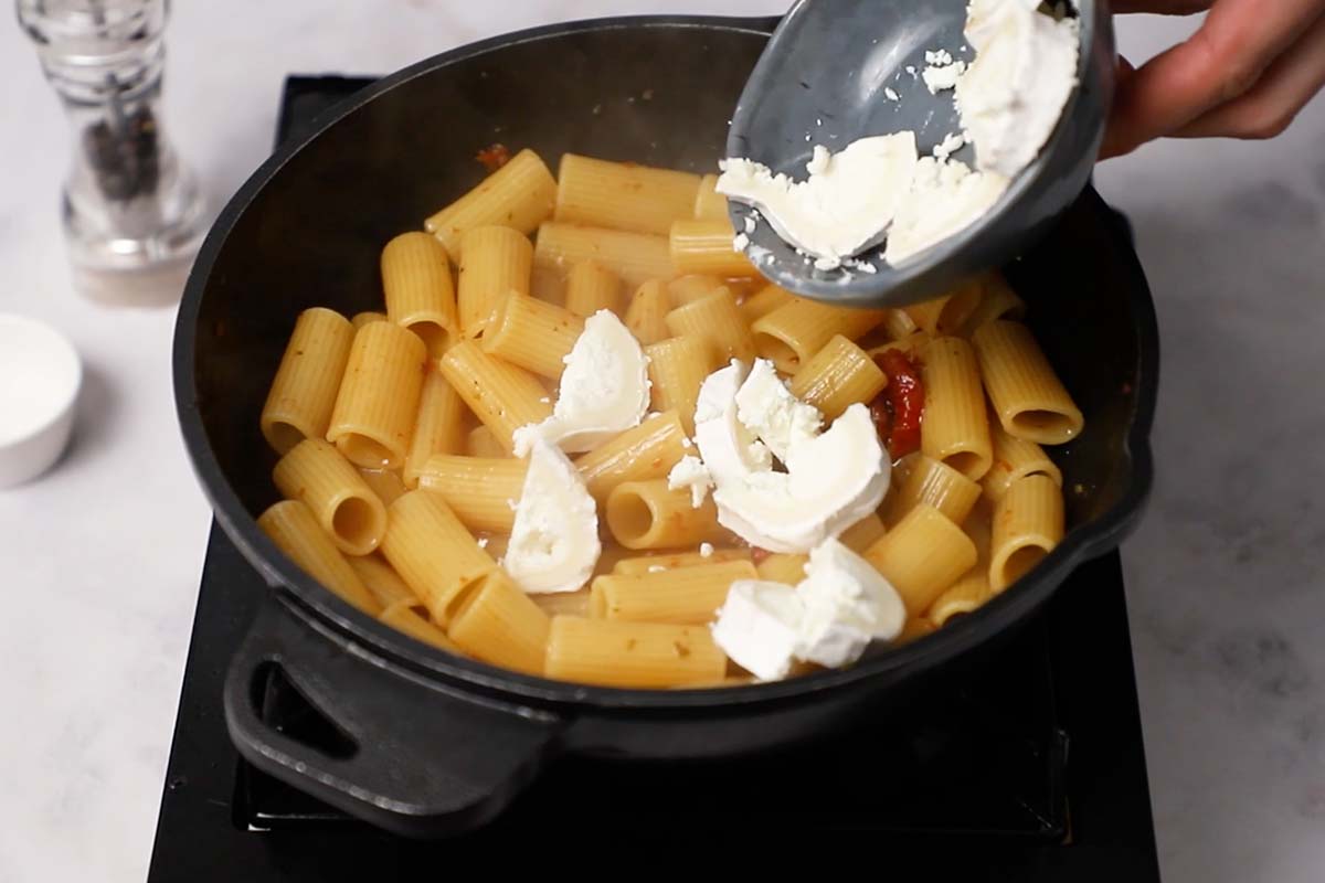 Paso a paso pasta con queso de cabra mezclar todo