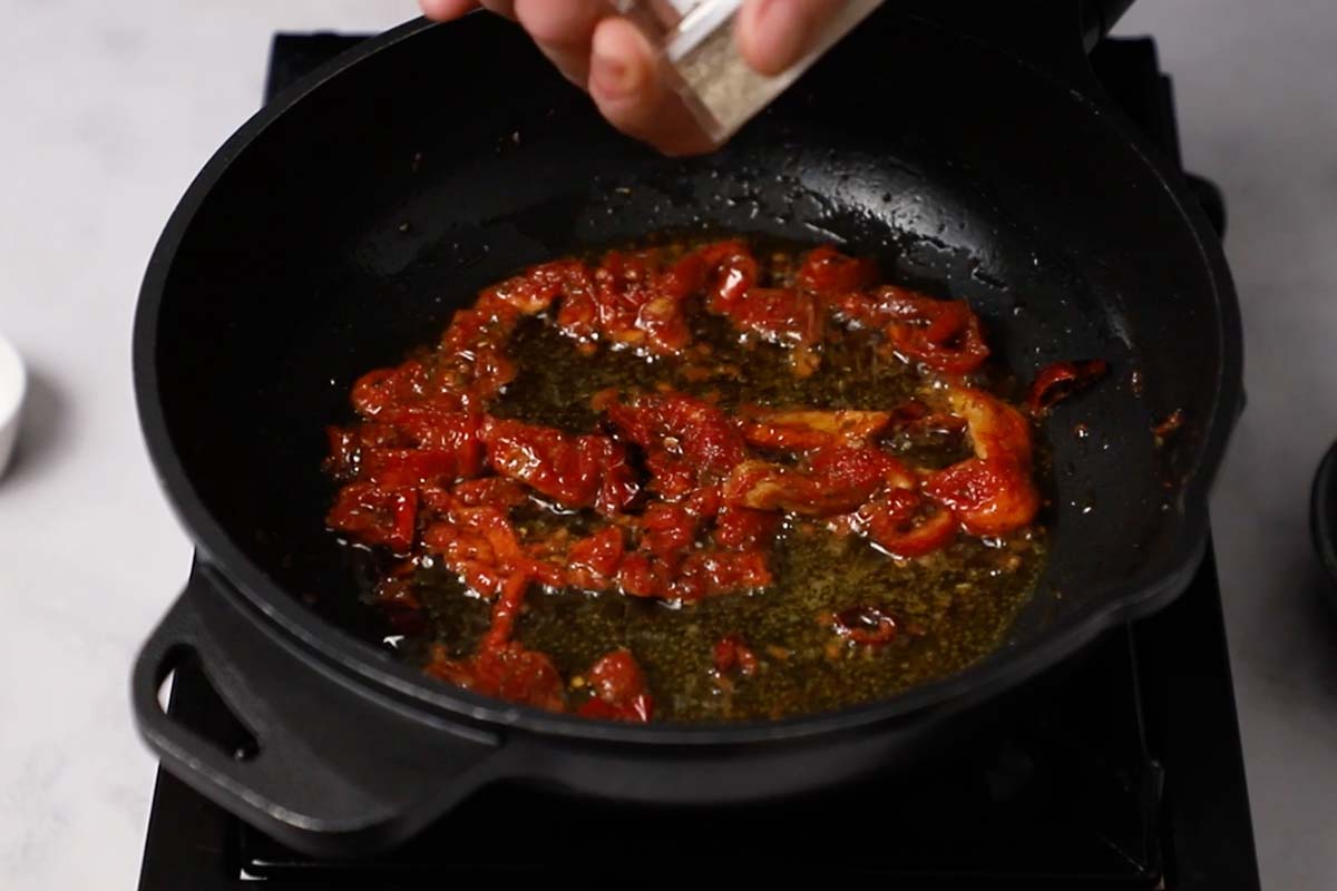 Paso a paso pasta con queso de cabra sofreír guindilla y tomates