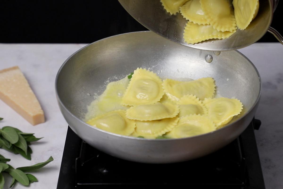 paso a paso pasta con queso mezclar