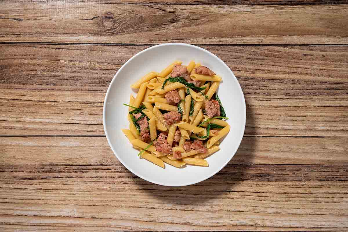 paso a paso pasta con salchicha fresca emplatado