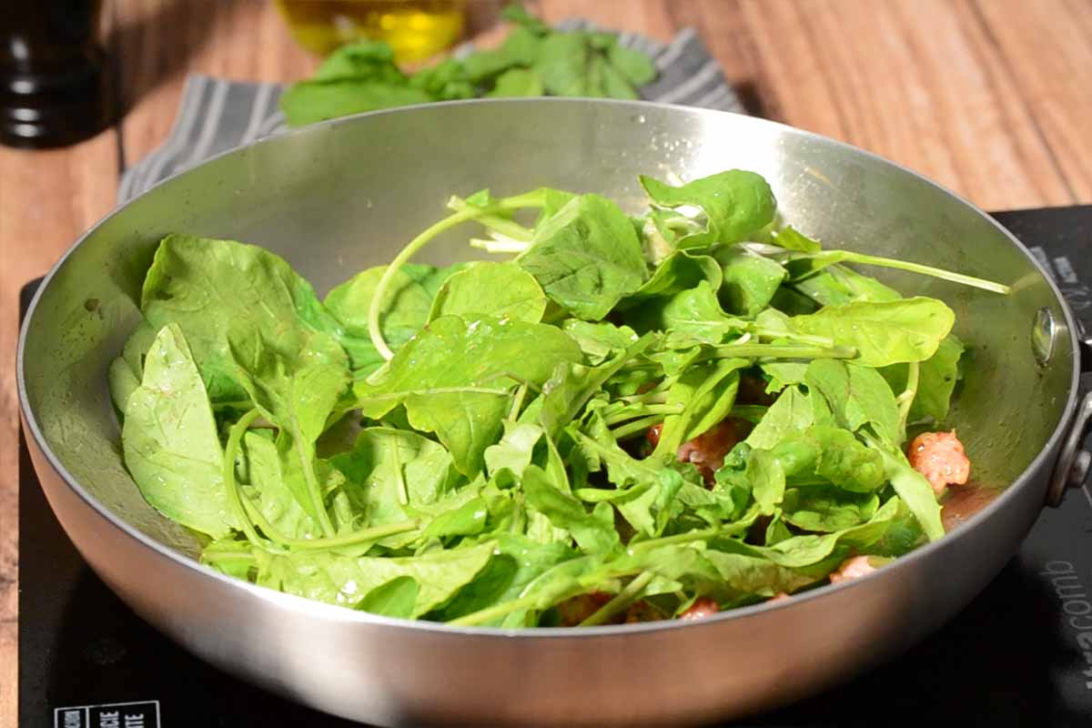 paso a paso pasta con salchicha fresca rúcula