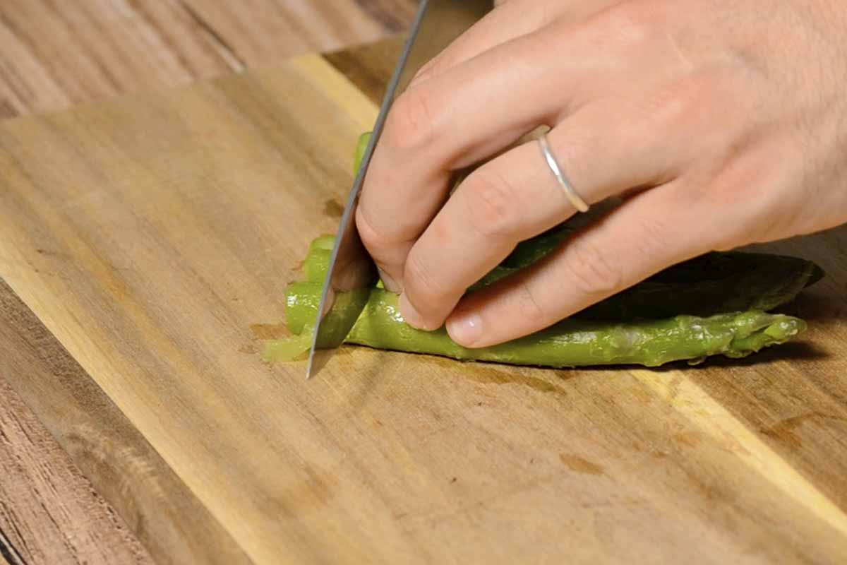 paso a paso pasta con salchichas cortar espárragos