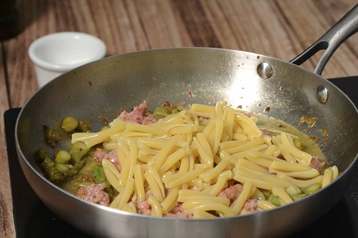 paso a paso pasta con salchichas mezcla sartén