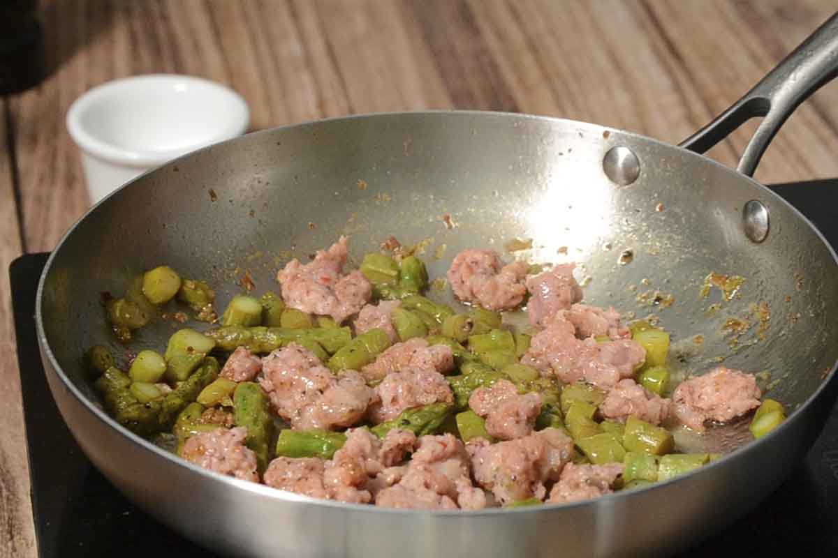 paso a paso pasta con salchichas salchicha y espárragos