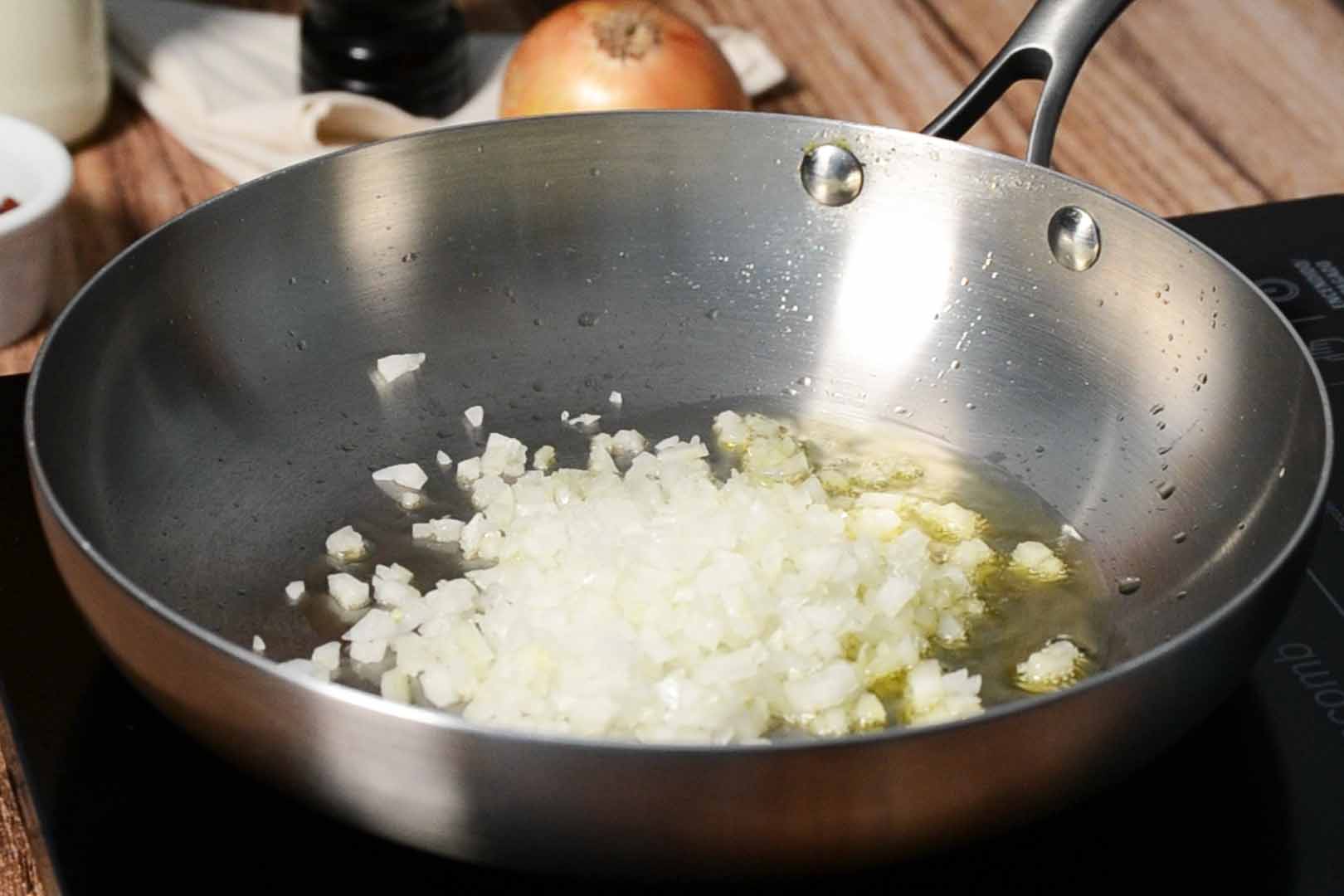 paso a paso pasta con salmón cebolla