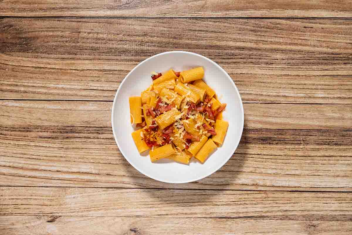 paso a paso pasta con tomates secos emplatado