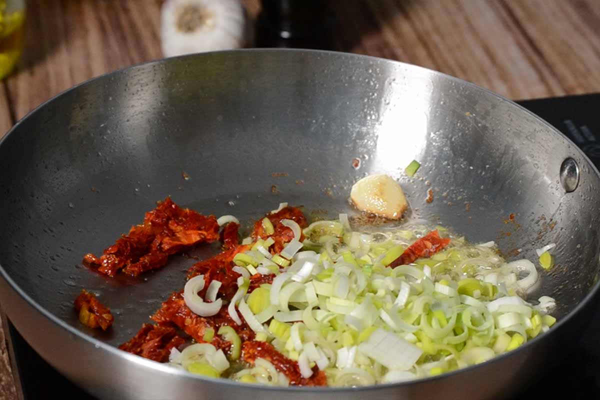 paso a paso pasta con tomates secos puerro