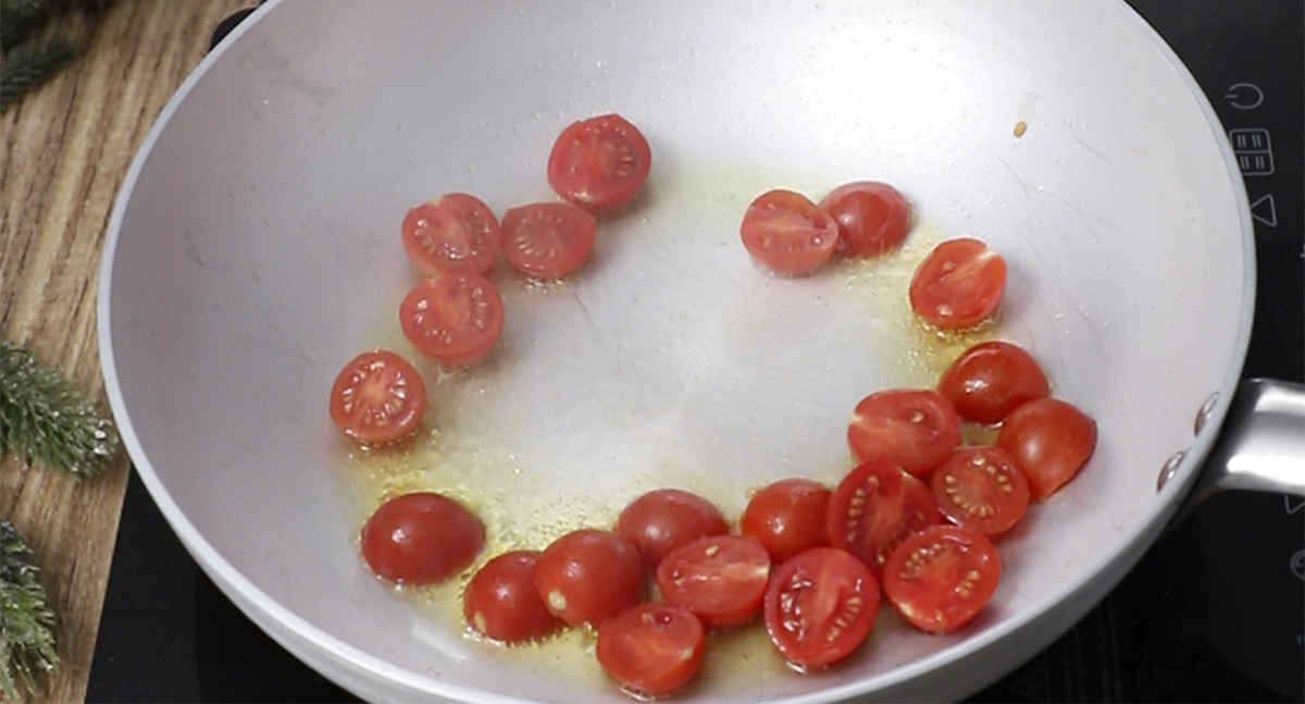 Spaghetti-con-salmonete-dorar ajos y cherrys