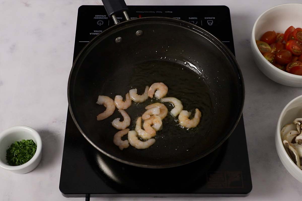 Paso a paso pasta con gambas dorar gambas