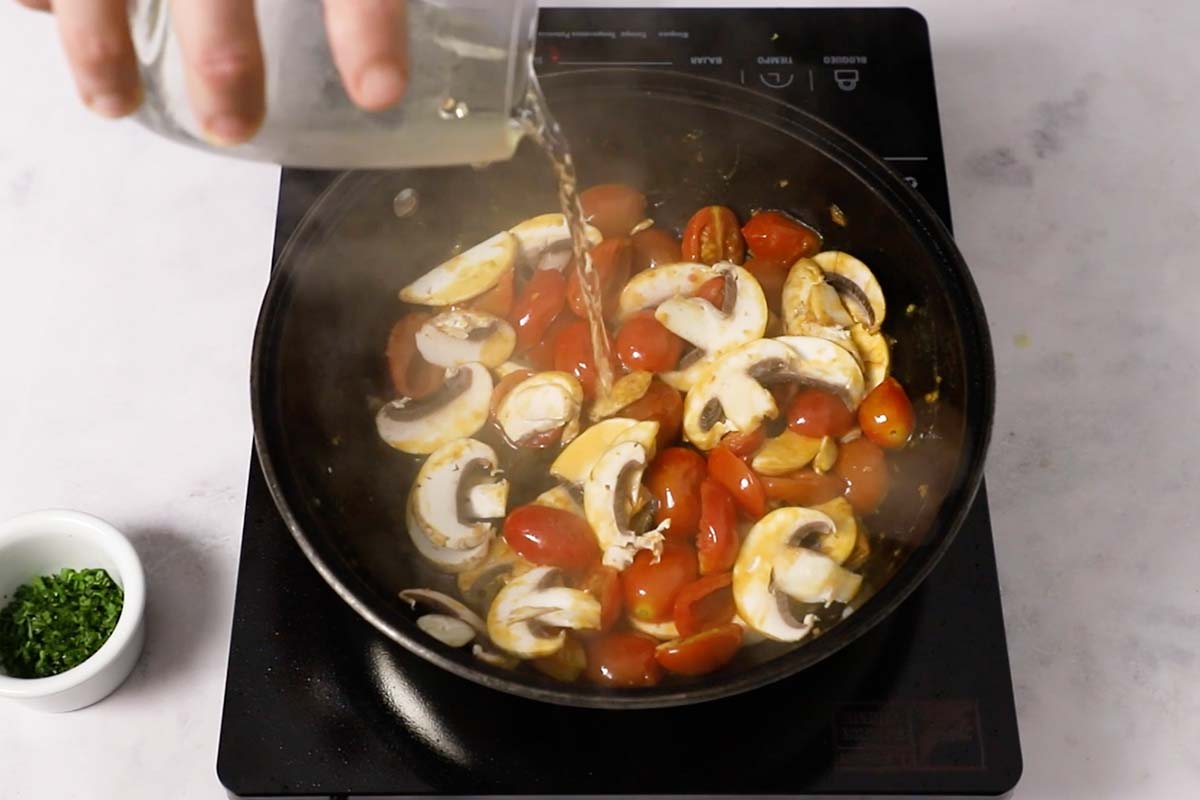 Paso a paso pasta con gambas echar vino