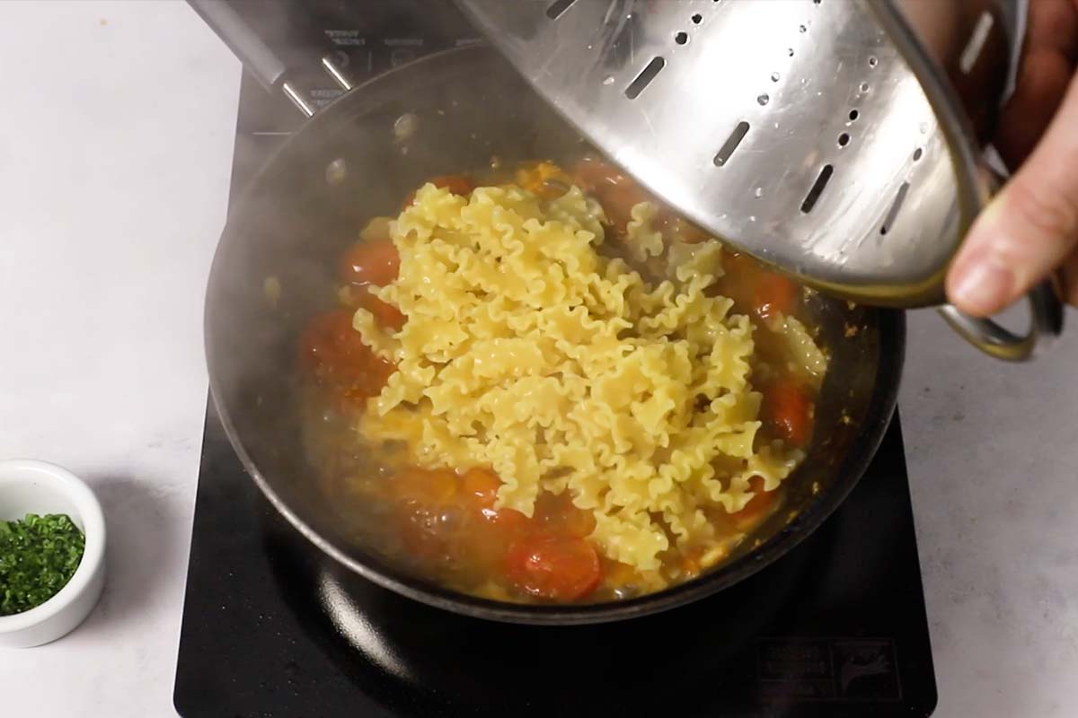 Paso a paso pasta con gambas UNIR