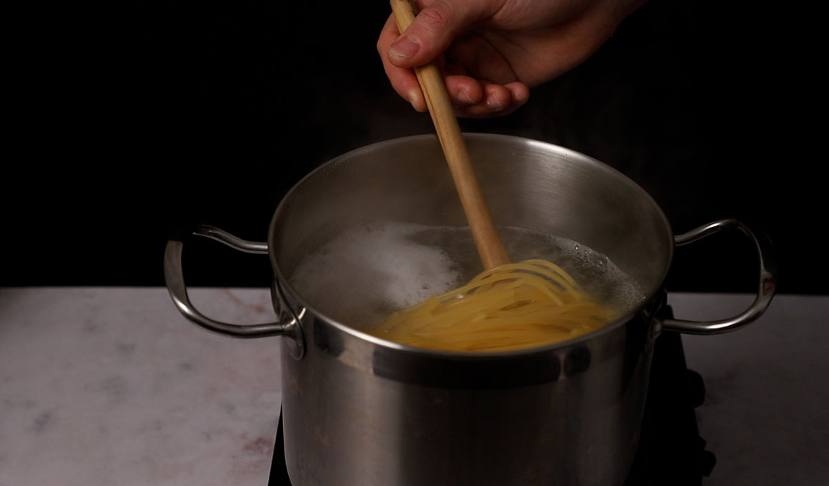 pasta con gambones 10 coger pasta espaguetis