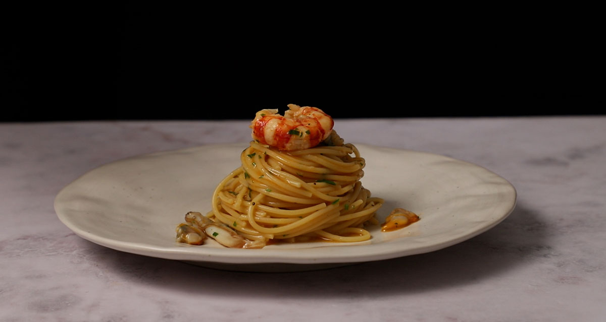 pasta con gambones emplatar y servir