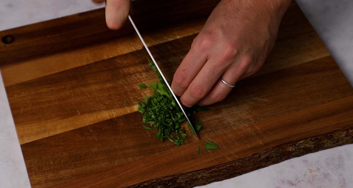 pasta con gambones picar perejil