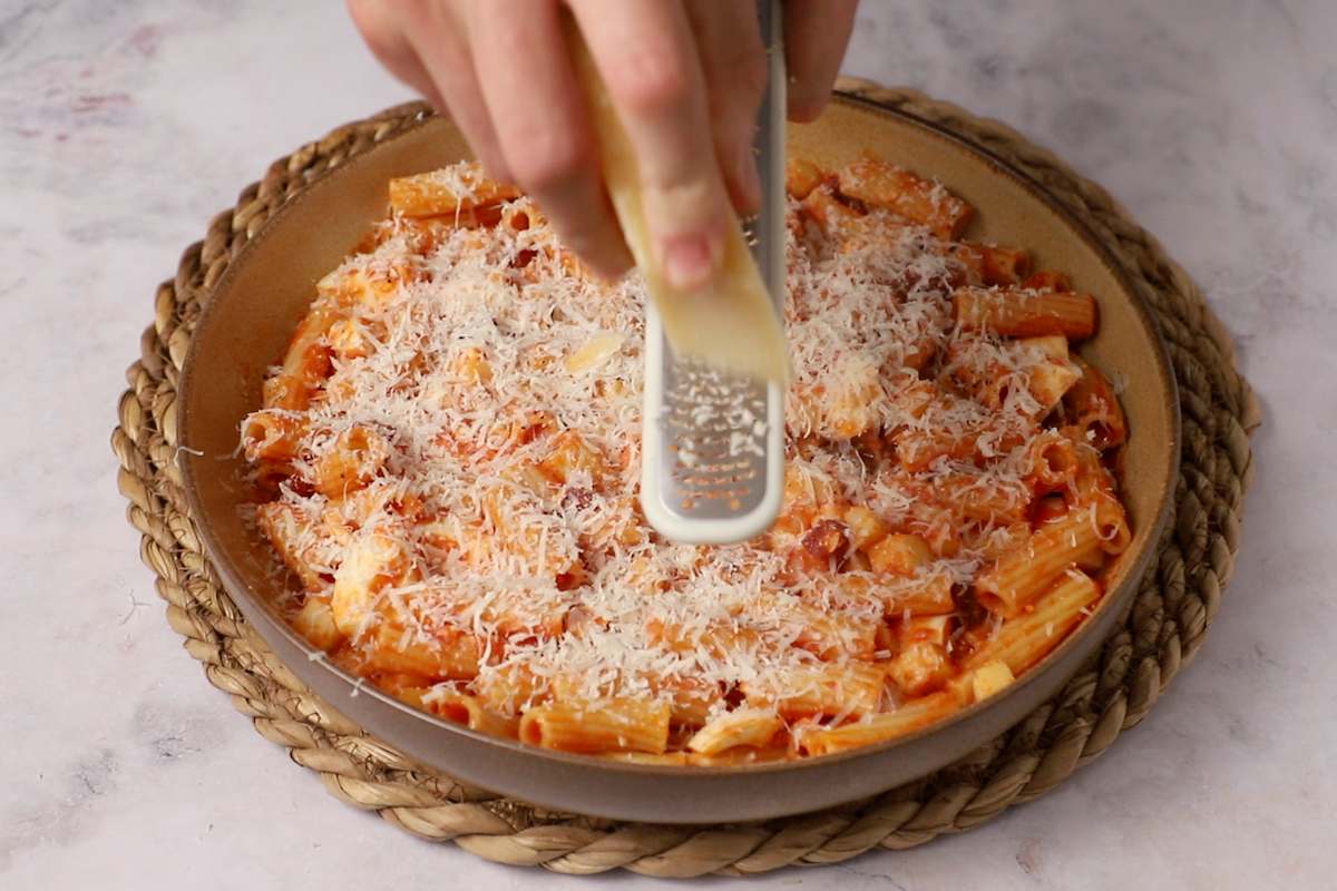 paso a paso pasta gratinada al horno: rallar queso