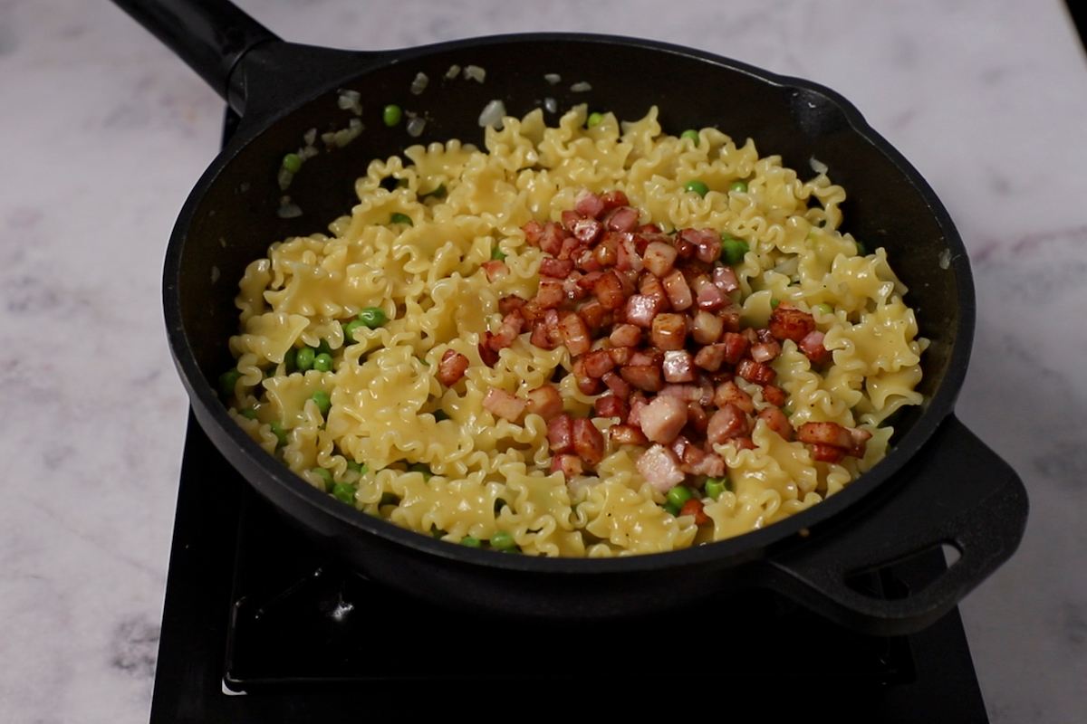 Paso a paso pasta con guisantes emplatar