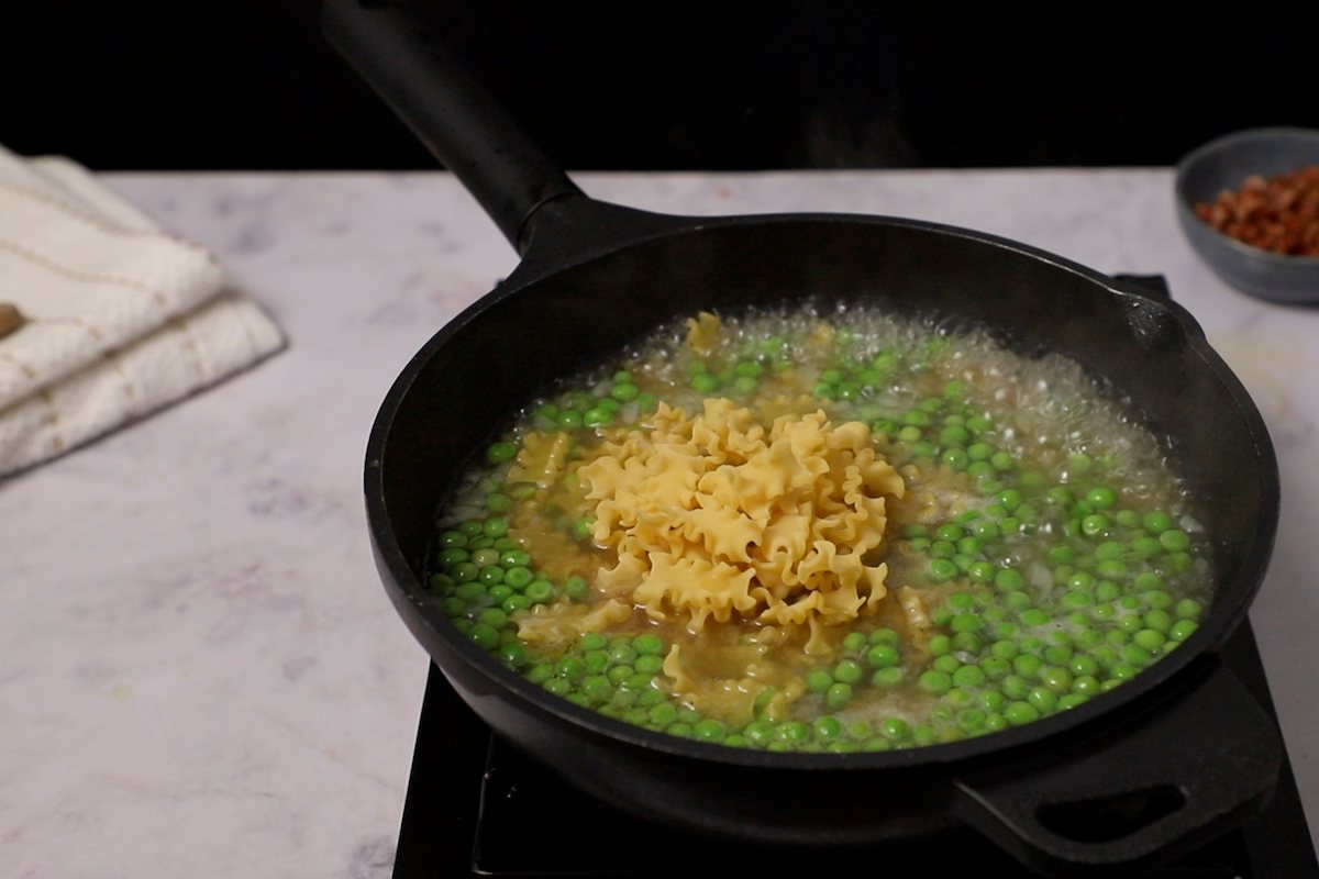 Paso a paso pasta con guisantes pasta