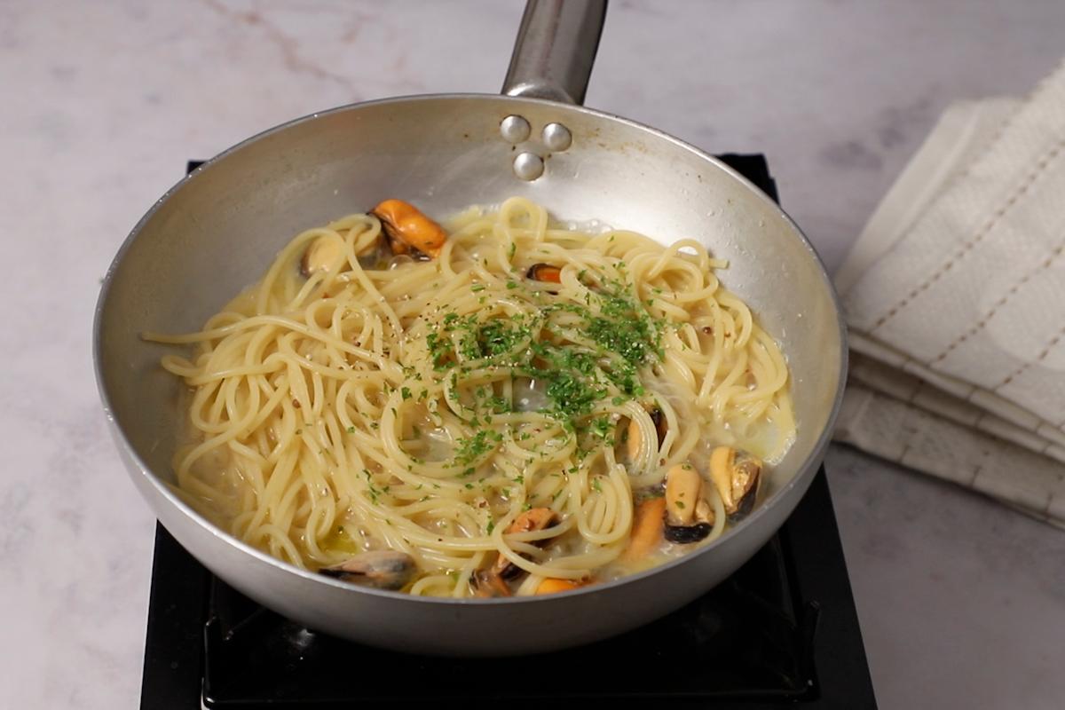 Paso a paso pasta con mejillones agregar mejillones